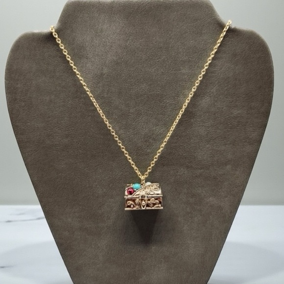 Vintage Avon 1974 Queen's Ransom Pill Box Treasure Chest Charm Necklace - Picture 6 of 6
